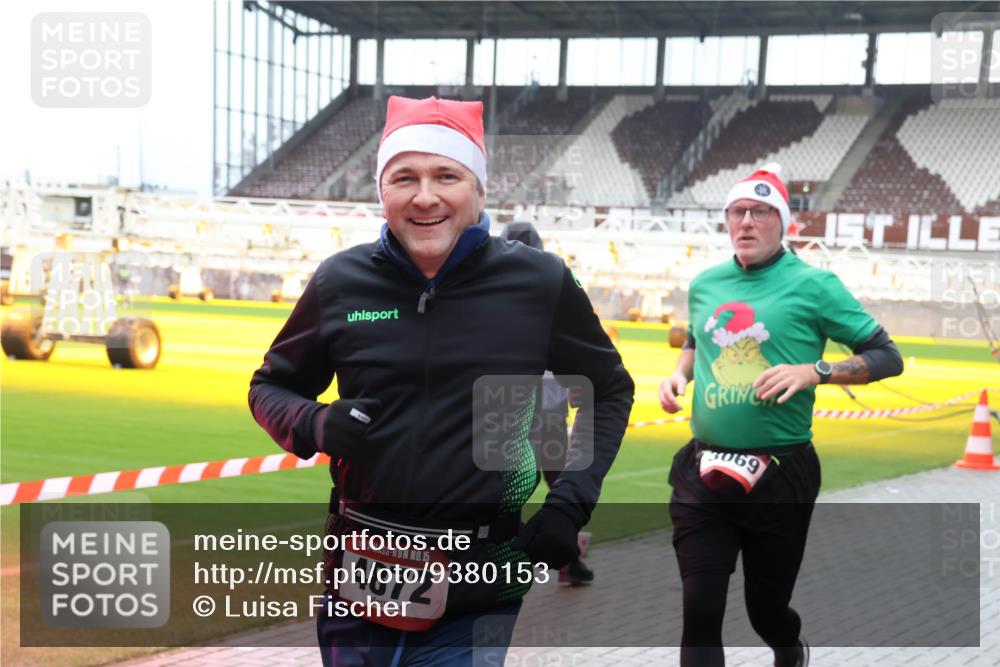 07.12.2025 - St. Pauli X-Mass-Run No. 15 Luisa Fischer http://msf.ph/oto/9380153 07.12.2025 10:38:12 Ziel 15, 4872, 3069, 70, 2899, 3069, 3214, 4872 meine-sportfotos.de