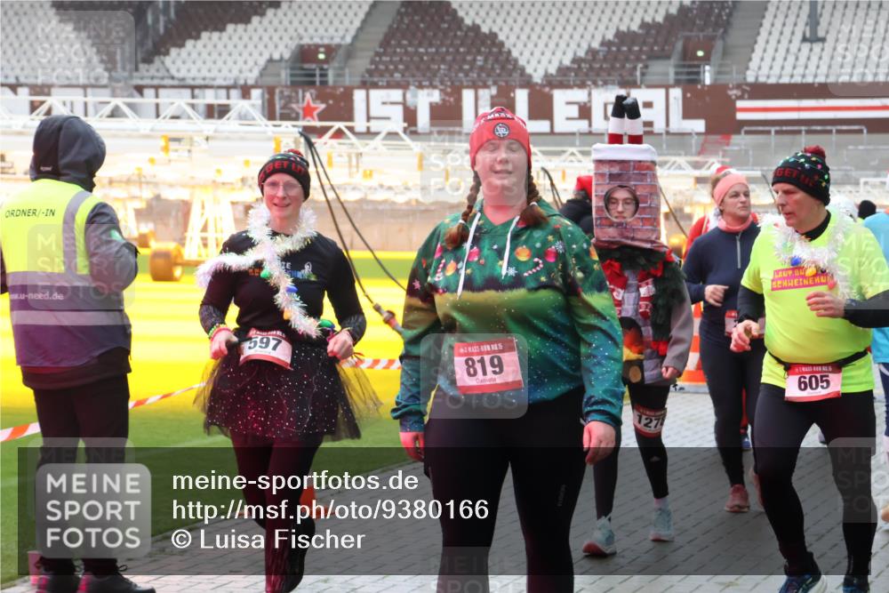 07.12.2025 - St. Pauli X-Mass-Run No. 15 Luisa Fischer http://msf.ph/oto/9380166 07.12.2025 11:12:50 Ziel 597, 15, 819, 127, 605, 46, 76, 79, 218, 388, 408, 416, 437, 489, 597, 605, 663, 671, 682, 695, 718, 819, 836, 839, 888, 1142, 1246, 1261, 1278, 1420, 1422, 1423, 1609, 1610, 2858 meine-sportfotos.de