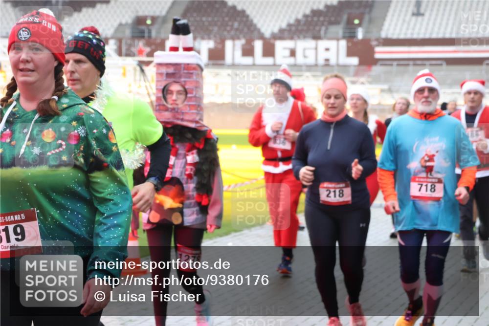 07.12.2025 - St. Pauli X-Mass-Run No. 15 Luisa Fischer http://msf.ph/oto/9380176 07.12.2025 11:12:52 Ziel 15, 19, 1278, 218, 718, 46, 76, 79, 218, 388, 416, 489, 494, 597, 605, 663, 671, 682, 695, 718, 819, 836, 839, 888, 1142, 1246, 1261, 1278, 1420, 1422, 1423, 1609, 1610, 2858 meine-sportfotos.de