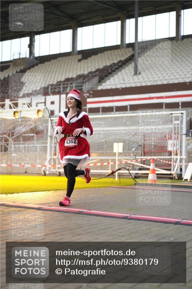 07.12.2025 - St. Pauli X-Mass-Run No. 15 Patografie http://msf.ph/oto/9380179 07.12.2025 10:16:26 Ziel 1328, 2185, 2266, 2743, 4362, 4363, 4510 meine-sportfotos.de
