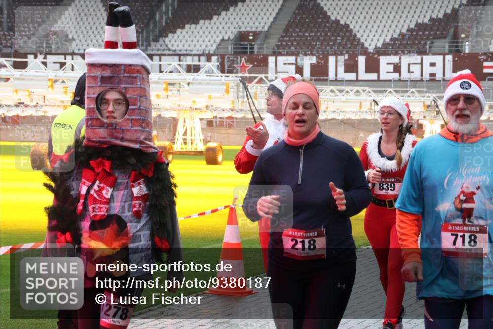 07.12.2025 - St. Pauli X-Mass-Run No. 15 Luisa Fischer http://msf.ph/oto/9380187 07.12.2025 11:12:54 Ziel 5, 278, 99, 218, 15, 839, 15, 718, 46, 76, 79, 218, 388, 416, 489, 494, 597, 605, 663, 671, 682, 695, 718, 819, 836, 839, 888, 1142, 1246, 1261, 1278, 1420, 1422, 1423, 1609, 1610, 2858, 4794, 4802, 4804 meine-sportfotos.de