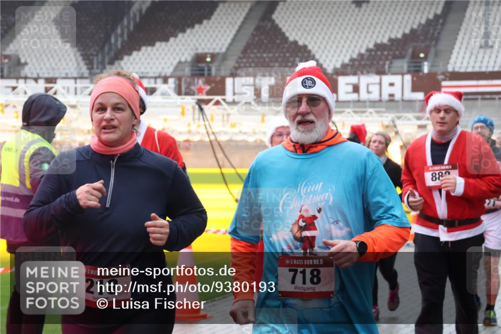 07.12.2025 - St. Pauli X-Mass-Run No. 15 Luisa Fischer http://msf.ph/oto/9380193 07.12.2025 11:12:54 Ziel 15, 218, 1, 15, 718, 889, 46, 76, 79, 218, 388, 416, 489, 494, 597, 605, 663, 671, 682, 695, 718, 819, 836, 839, 888, 1142, 1246, 1261, 1278, 1420, 1422, 1423, 1609, 1610, 2858, 4794, 4802, 4804 meine-sportfotos.de