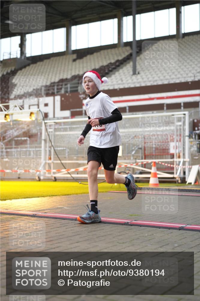 07.12.2025 - St. Pauli X-Mass-Run No. 15 Patografie http://msf.ph/oto/9380194 07.12.2025 10:16:27 Ziel 1328, 2185, 2266, 2743, 4362, 4363, 4510 meine-sportfotos.de
