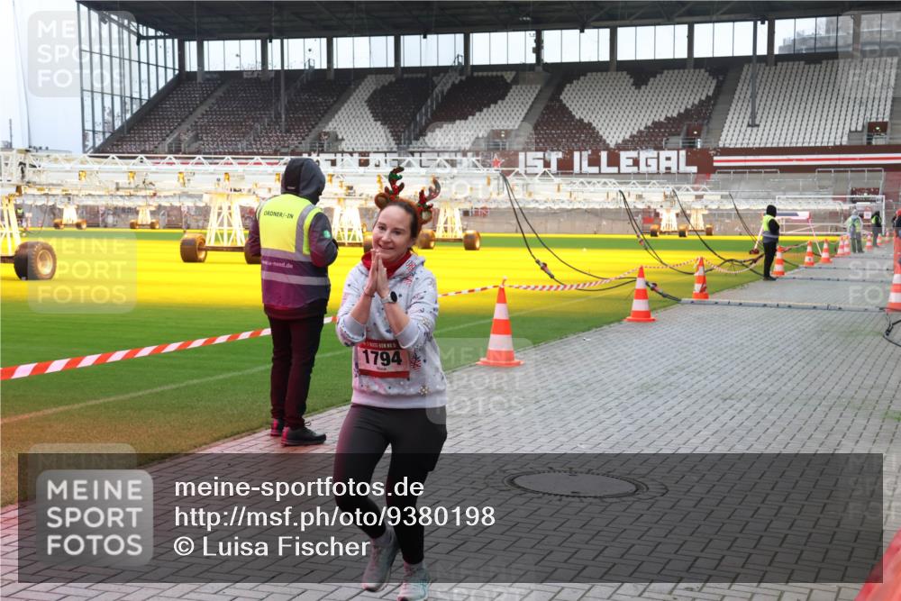 07.12.2025 - St. Pauli X-Mass-Run No. 15 Luisa Fischer http://msf.ph/oto/9380198 07.12.2025 10:38:35 Ziel 15, 1794, 70, 1794, 2899, 3069, 4872 meine-sportfotos.de