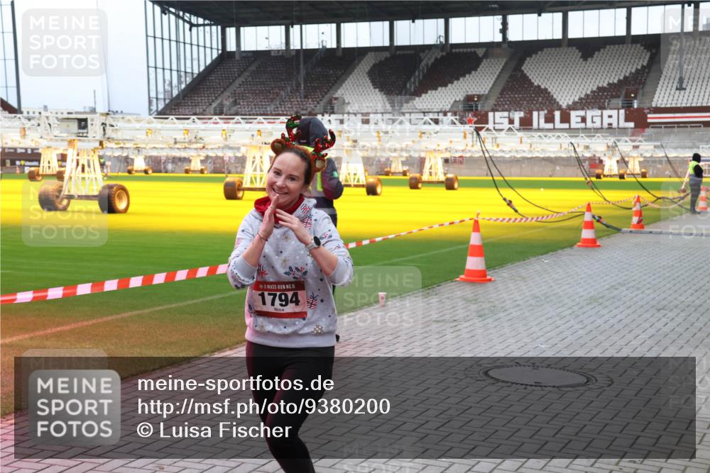 07.12.2025 - St. Pauli X-Mass-Run No. 15 Luisa Fischer http://msf.ph/oto/9380200 07.12.2025 10:38:35 Ziel 15, 1794, 70, 1794, 2899, 3069, 4872 meine-sportfotos.de