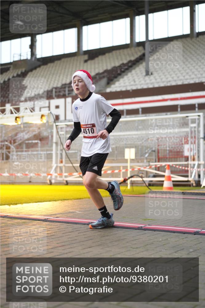 07.12.2025 - St. Pauli X-Mass-Run No. 15 Patografie http://msf.ph/oto/9380201 07.12.2025 10:16:27 Ziel 1328, 2185, 2266, 2743, 4362, 4363, 4510 meine-sportfotos.de