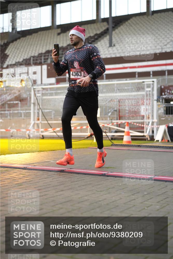 07.12.2025 - St. Pauli X-Mass-Run No. 15 Patografie http://msf.ph/oto/9380209 07.12.2025 10:16:29 Ziel 2185, 2266, 4362, 4363, 4510 meine-sportfotos.de