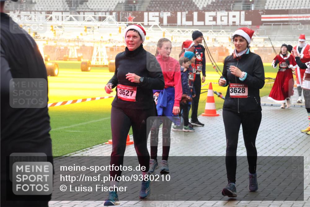 07.12.2025 - St. Pauli X-Mass-Run No. 15 Luisa Fischer http://msf.ph/oto/9380210 07.12.2025 10:08:33 Ziel 5, 3627, 35, 35, 15, 3628, 2692, 1905, 2650, 2691, 2692, 2746, 3627, 3628, 4231, 4623, 4624, 4626, 4734, 4737, 4740 meine-sportfotos.de