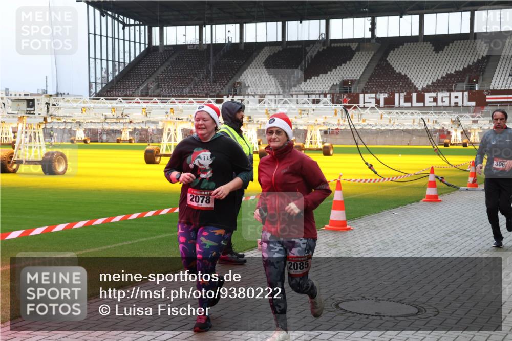 07.12.2025 - St. Pauli X-Mass-Run No. 15 Luisa Fischer http://msf.ph/oto/9380222 07.12.2025 10:39:10 Ziel 2078, 2085, 306, 1250, 1255, 2078, 2085, 2827, 2828, 2943, 3058, 3061 meine-sportfotos.de