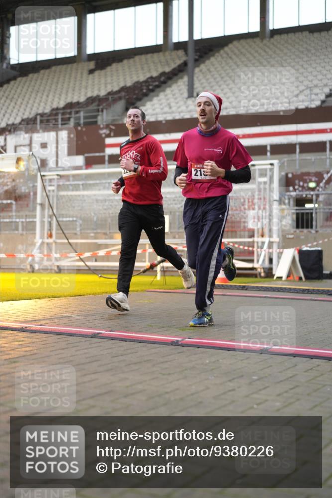 07.12.2025 - St. Pauli X-Mass-Run No. 15 Patografie http://msf.ph/oto/9380226 07.12.2025 10:16:30 Ziel 2185, 2266, 4362, 4363, 4510 meine-sportfotos.de
