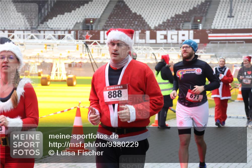 07.12.2025 - St. Pauli X-Mass-Run No. 15 Luisa Fischer http://msf.ph/oto/9380229 07.12.2025 11:12:56 Ziel 15, 888, 671, 46, 76, 79, 218, 388, 416, 489, 494, 597, 605, 663, 671, 682, 695, 718, 819, 836, 839, 888, 1142, 1246, 1261, 1278, 1420, 1422, 1423, 1609, 1610, 2858, 3167, 4794, 4802, 4804 meine-sportfotos.de