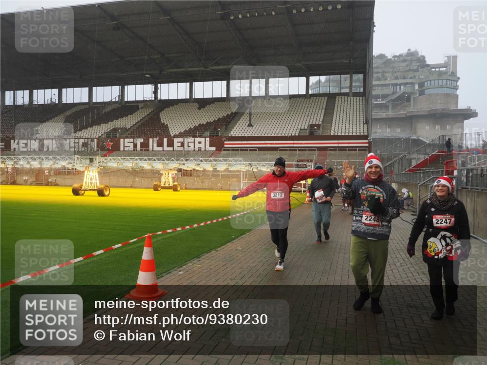 07.12.2025 - St. Pauli X-Mass-Run No. 15 Fabian Wolf http://msf.ph/oto/9380230 07.12.2025 10:08:45 Ziel 390, 707, 789, 947, 1002, 1031, 1176, 2247, 2248, 2521, 3212, 3332, 3335, 3495, 3671, 3759, 3904, 4205, 4232, 4234, 4451 meine-sportfotos.de