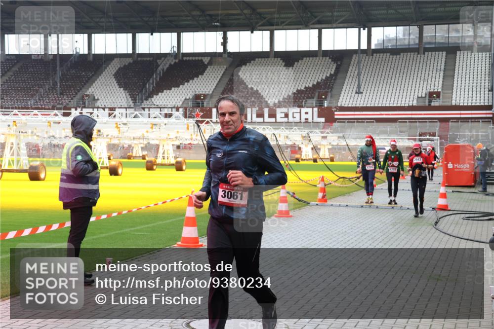 07.12.2025 - St. Pauli X-Mass-Run No. 15 Luisa Fischer http://msf.ph/oto/9380234 07.12.2025 10:39:12 Ziel 15, 3061, 1255, 1250, 2943, 1250, 1255, 1417, 2078, 2085, 2827, 2828, 2943, 3058, 3061 meine-sportfotos.de