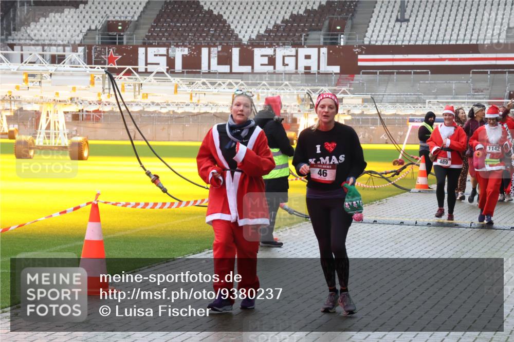 07.12.2025 - St. Pauli X-Mass-Run No. 15 Luisa Fischer http://msf.ph/oto/9380237 07.12.2025 11:13:00 Ziel 46, 489, 1142, 46, 76, 79, 218, 416, 489, 494, 597, 605, 663, 671, 682, 718, 836, 839, 888, 1142, 1246, 1261, 1278, 1420, 1422, 1423, 1609, 1610, 2858, 3167, 4794, 4795, 4796, 4802, 4804 meine-sportfotos.de