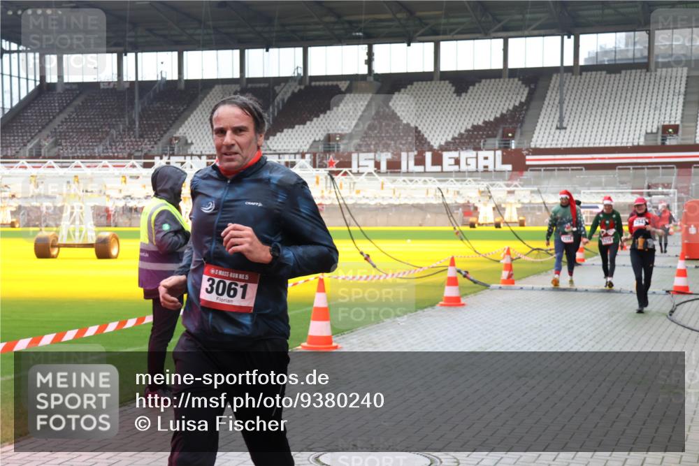 07.12.2025 - St. Pauli X-Mass-Run No. 15 Luisa Fischer http://msf.ph/oto/9380240 07.12.2025 10:39:13 Ziel 15, 3061, 2943, 1250, 1255, 1417, 2078, 2085, 2827, 2828, 2943, 3058, 3061 meine-sportfotos.de
