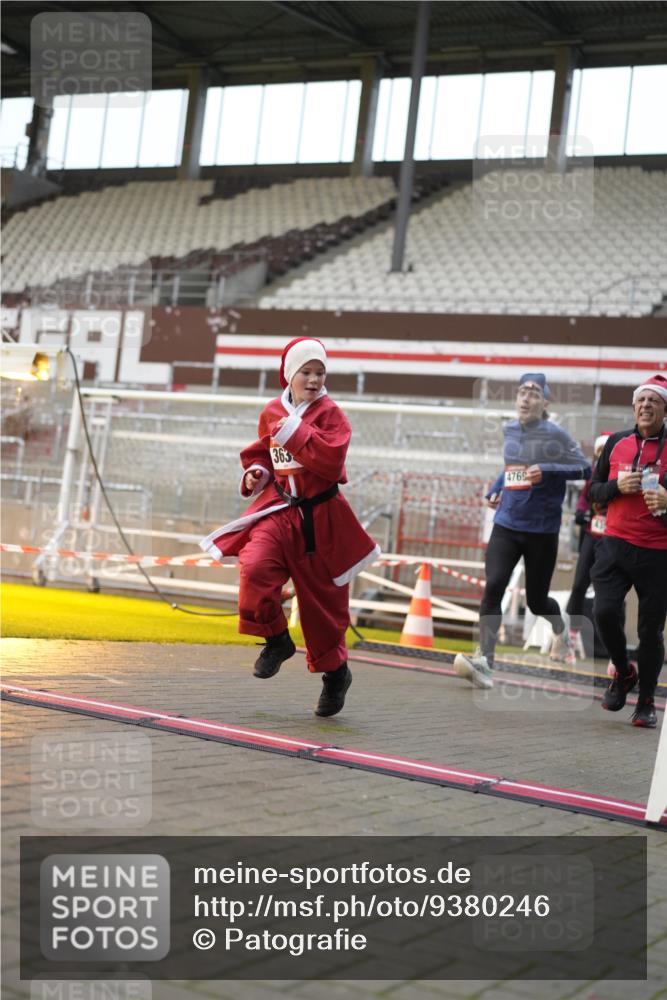 07.12.2025 - St. Pauli X-Mass-Run No. 15 Patografie http://msf.ph/oto/9380246 07.12.2025 10:16:42 Ziel 1989, 1997, 2185, 2266, 3633, 4356, 4359, 4363, 4510, 4769 meine-sportfotos.de