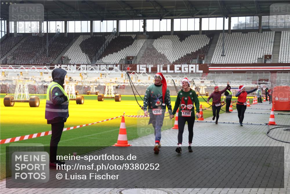 07.12.2025 - St. Pauli X-Mass-Run No. 15 Luisa Fischer http://msf.ph/oto/9380252 07.12.2025 10:39:20 Ziel 50220, 1255, 2828, 1250, 1250, 1255, 1417, 2078, 2085, 2827, 2828, 2943, 3058, 3061 meine-sportfotos.de