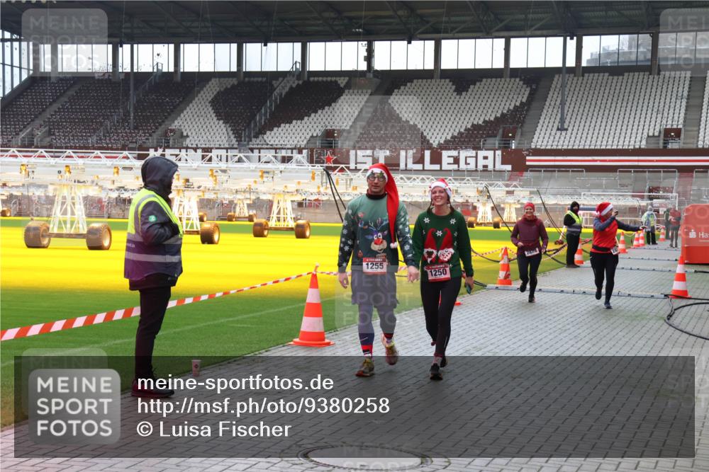 07.12.2025 - St. Pauli X-Mass-Run No. 15 Luisa Fischer http://msf.ph/oto/9380258 07.12.2025 10:39:21 Ziel 1, 1255, 1250, 2828, 1250, 1255, 1417, 2078, 2085, 2827, 2828, 2943, 3058, 3061 meine-sportfotos.de