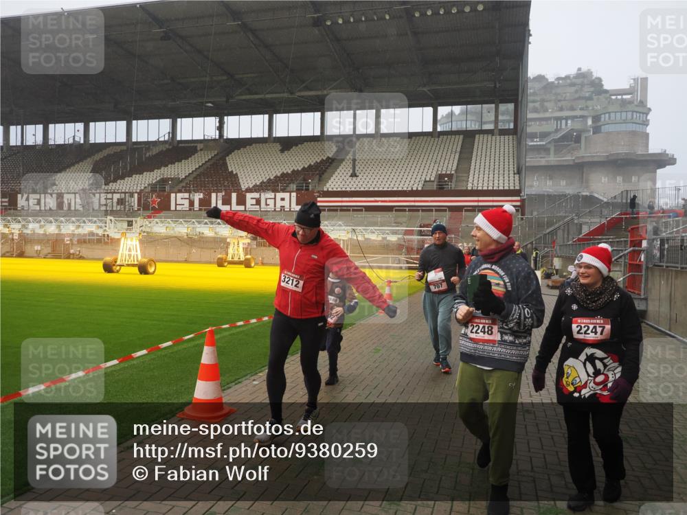 07.12.2025 - St. Pauli X-Mass-Run No. 15 Fabian Wolf http://msf.ph/oto/9380259 07.12.2025 10:08:46 Ziel 390, 707, 789, 947, 1002, 1031, 1176, 2247, 2248, 2521, 3212, 3332, 3335, 3495, 3671, 3759, 3904, 3907, 4205, 4232, 4234, 4451 meine-sportfotos.de