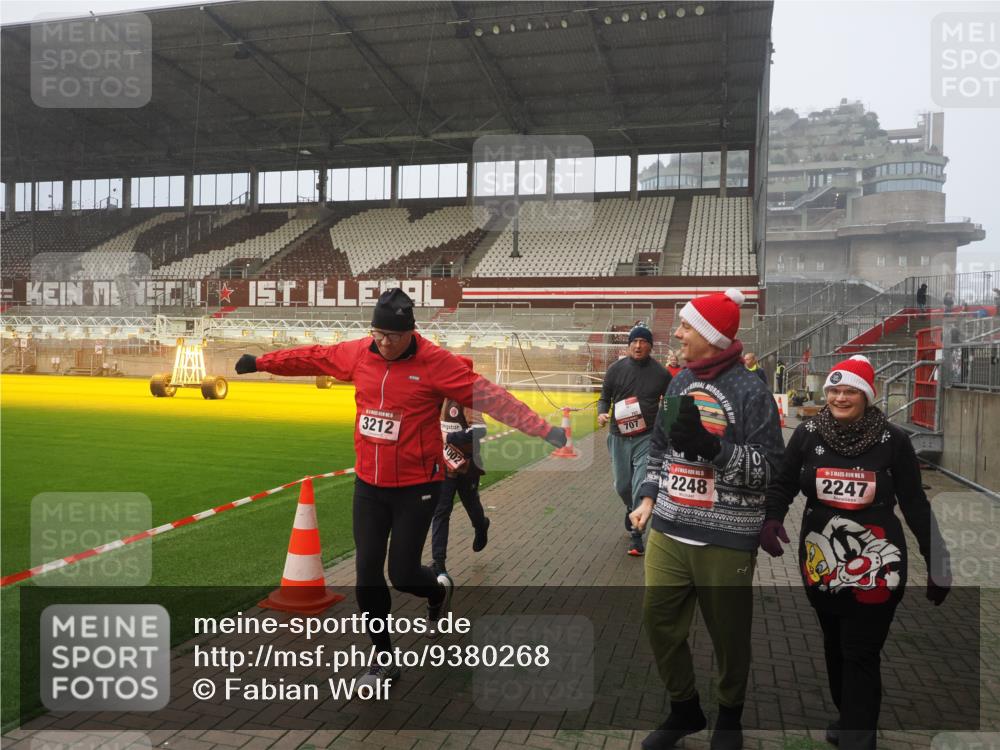 07.12.2025 - St. Pauli X-Mass-Run No. 15 Fabian Wolf http://msf.ph/oto/9380268 07.12.2025 10:08:46 Ziel 390, 707, 789, 947, 1002, 1031, 1176, 2247, 2248, 2521, 3212, 3332, 3335, 3495, 3671, 3759, 3904, 3907, 4205, 4232, 4234, 4451 meine-sportfotos.de