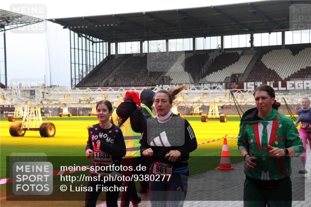 07.12.2025 - St. Pauli X-Mass-Run No. 15 Luisa Fischer http://msf.ph/oto/9380277 07.12.2025 10:39:49 Ziel 1889, 15, 981, 1, 3118, 981, 1417, 1796, 1889, 2354, 2420, 2827, 2828, 3118, 3240, 3242, 4207, 4211 meine-sportfotos.de