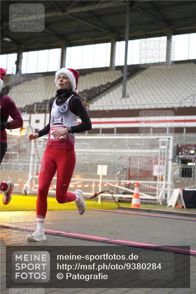 07.12.2025 - St. Pauli X-Mass-Run No. 15 Patografie http://msf.ph/oto/9380284 07.12.2025 10:16:44 Ziel 1620, 1989, 1997, 2185, 2266, 3633, 4356, 4359, 4363, 4769 meine-sportfotos.de