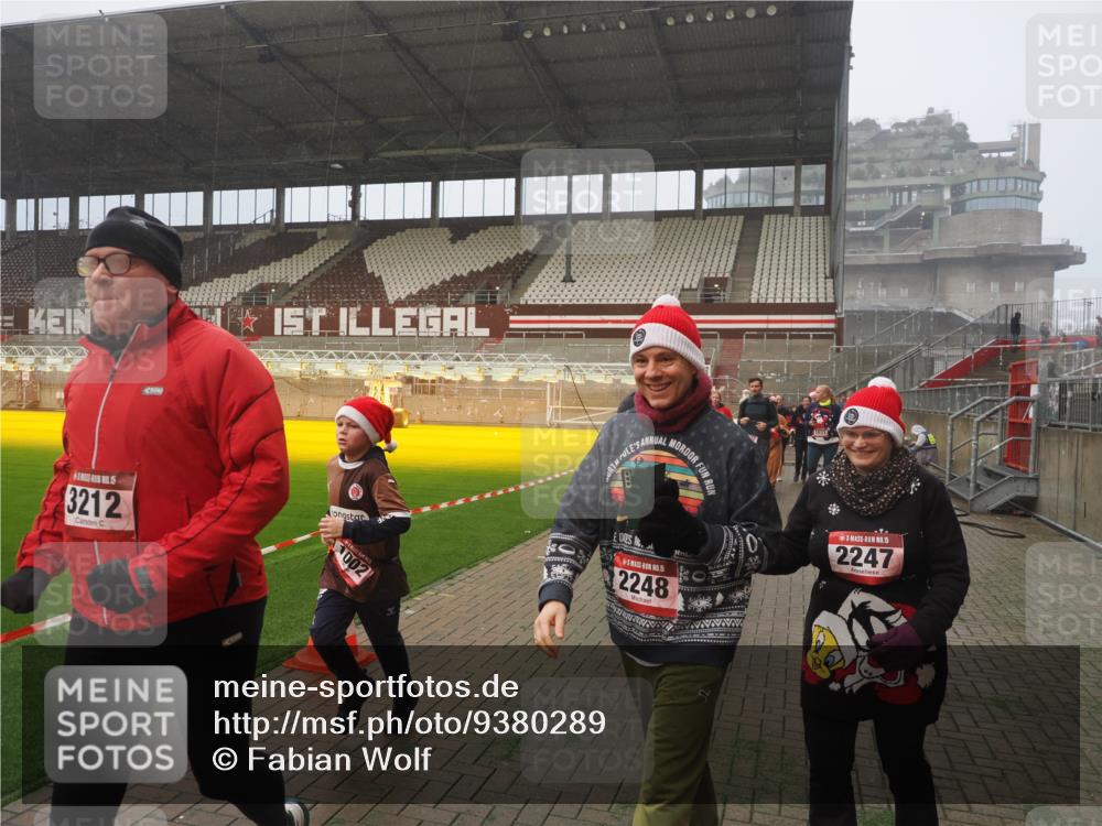 07.12.2025 - St. Pauli X-Mass-Run No. 15 Fabian Wolf http://msf.ph/oto/9380289 07.12.2025 10:08:46 Ziel 390, 707, 789, 947, 1002, 1031, 1176, 2247, 2248, 2521, 3212, 3332, 3335, 3495, 3671, 3759, 3904, 3907, 4205, 4232, 4234, 4451 meine-sportfotos.de