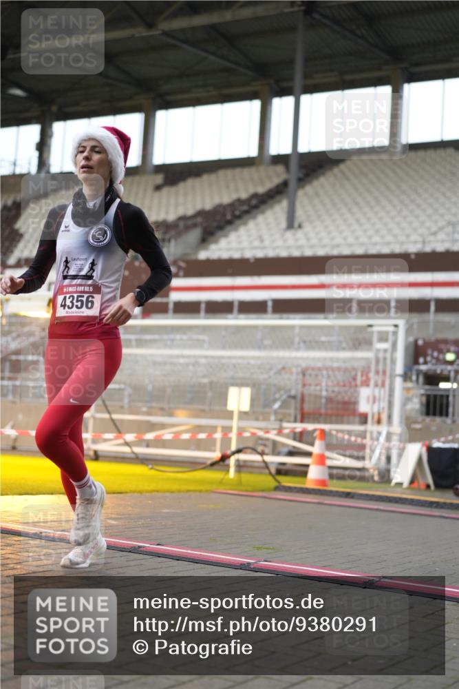 07.12.2025 - St. Pauli X-Mass-Run No. 15 Patografie http://msf.ph/oto/9380291 07.12.2025 10:16:44 Ziel 1620, 1989, 1997, 2185, 2266, 3633, 4356, 4359, 4363, 4769 meine-sportfotos.de