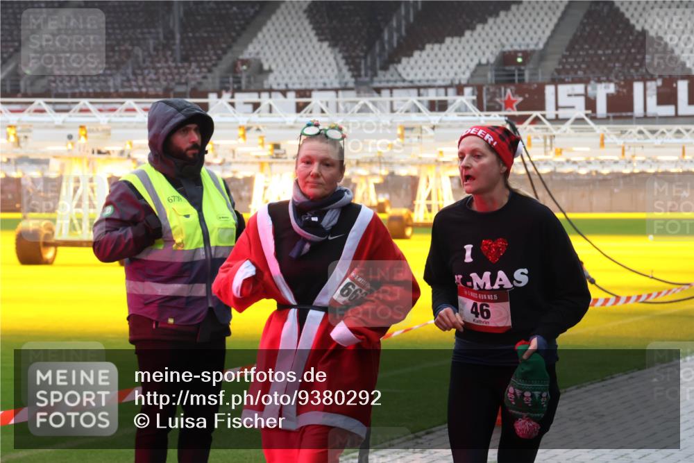 07.12.2025 - St. Pauli X-Mass-Run No. 15 Luisa Fischer http://msf.ph/oto/9380292 07.12.2025 11:13:03 Ziel 6709, 66, 46, 15, 46, 76, 79, 218, 489, 494, 597, 605, 663, 671, 681, 682, 718, 836, 839, 888, 919, 1142, 1261, 1420, 1422, 1423, 1609, 1610, 2858, 3167, 4794, 4795, 4796, 4802, 4804 meine-sportfotos.de