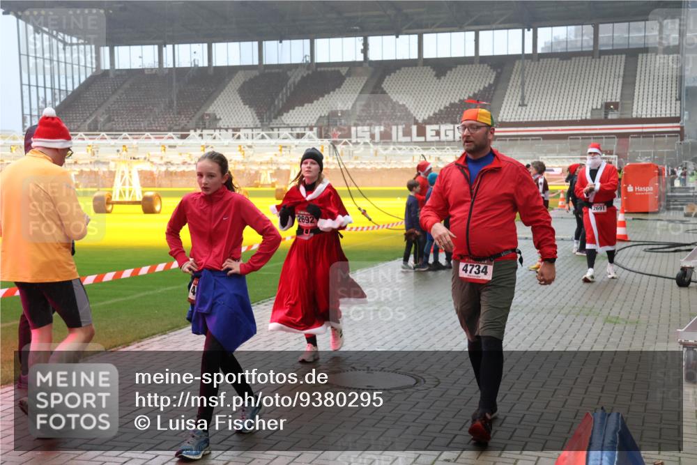 07.12.2025 - St. Pauli X-Mass-Run No. 15 Luisa Fischer http://msf.ph/oto/9380295 07.12.2025 10:08:39 Ziel 2692, 4734, 2691, 1905, 2650, 2691, 2692, 2746, 3627, 3628, 4231, 4623, 4624, 4626, 4734, 4737, 4740 meine-sportfotos.de