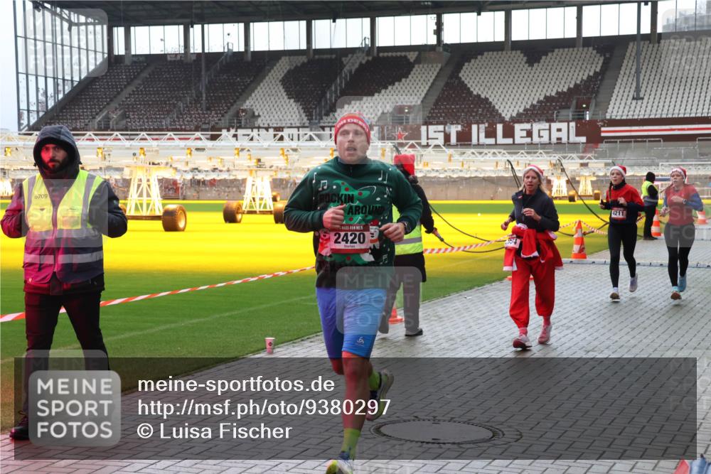 07.12.2025 - St. Pauli X-Mass-Run No. 15 Luisa Fischer http://msf.ph/oto/9380297 07.12.2025 10:39:56 Ziel 1, 6709, 15, 2420, 4211, 981, 1417, 1796, 1889, 2354, 2420, 2588, 2828, 3118, 3240, 3242, 4207, 4211 meine-sportfotos.de