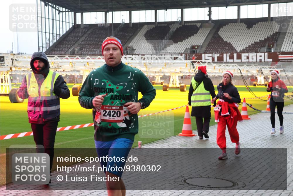 07.12.2025 - St. Pauli X-Mass-Run No. 15 Luisa Fischer http://msf.ph/oto/9380302 07.12.2025 10:39:57 Ziel 6709, 15, 2420, 1, 4211, 981, 1417, 1796, 1889, 2354, 2420, 2588, 3118, 3240, 3242, 4207, 4211 meine-sportfotos.de