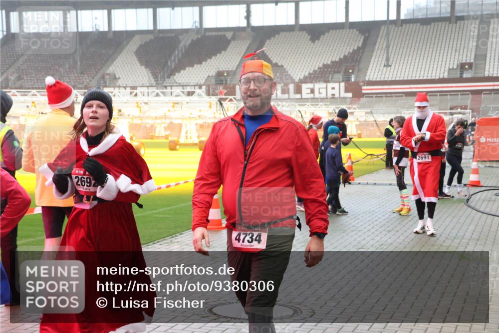07.12.2025 - St. Pauli X-Mass-Run No. 15 Luisa Fischer http://msf.ph/oto/9380306 07.12.2025 10:08:40 Ziel 269, 5, 4734, 2691, 1905, 2650, 2691, 2692, 2746, 3627, 3628, 4231, 4623, 4624, 4626, 4734, 4737, 4740 meine-sportfotos.de