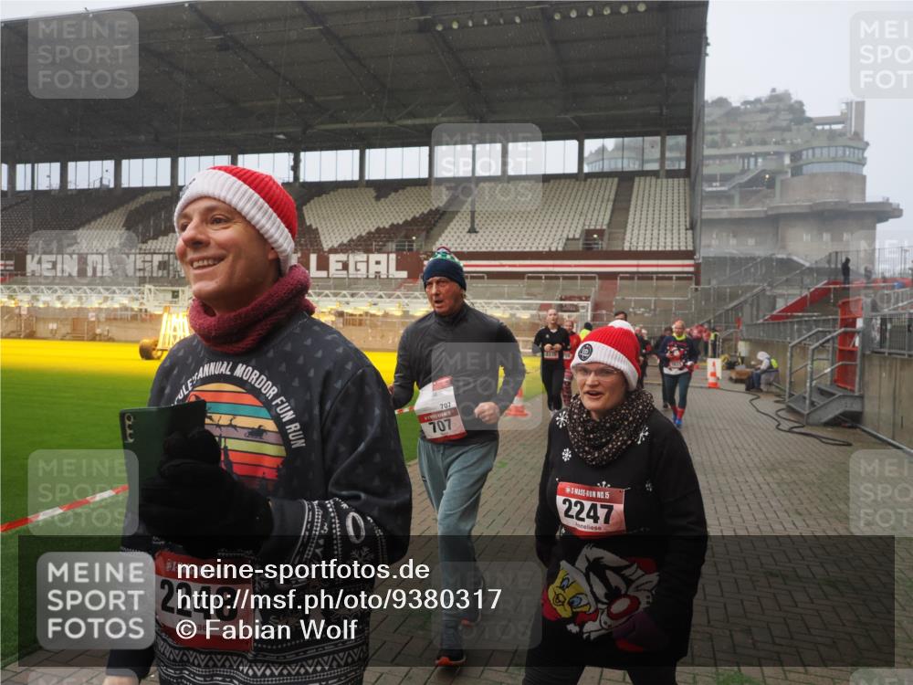 07.12.2025 - St. Pauli X-Mass-Run No. 15 Fabian Wolf http://msf.ph/oto/9380317 07.12.2025 10:08:47 Ziel 390, 707, 789, 947, 1002, 1031, 1176, 2247, 2248, 2521, 3212, 3332, 3335, 3495, 3671, 3759, 3904, 3907, 4205, 4232, 4234, 4451 meine-sportfotos.de