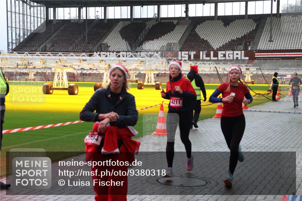 07.12.2025 - St. Pauli X-Mass-Run No. 15 Luisa Fischer http://msf.ph/oto/9380318 07.12.2025 10:39:59 Ziel 4211, 981, 1417, 1796, 1889, 2354, 2420, 2588, 3118, 3240, 3242, 4207, 4211 meine-sportfotos.de