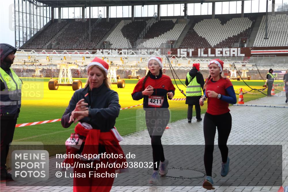 07.12.2025 - St. Pauli X-Mass-Run No. 15 Luisa Fischer http://msf.ph/oto/9380321 07.12.2025 10:39:59 Ziel 6709, 2054, 1, 5, 4211, 981, 1417, 1796, 1889, 2354, 2420, 2588, 3118, 3240, 3242, 4207, 4211 meine-sportfotos.de