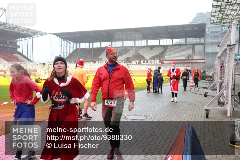 07.12.2025 - St. Pauli X-Mass-Run No. 15 Luisa Fischer http://msf.ph/oto/9380330 07.12.2025 10:08:41 Ziel 2092, 4734, 2691, 2247, 2248, 2650, 2691, 2692, 2746, 3627, 3628, 4231, 4623, 4624, 4626, 4734, 4737, 4740 meine-sportfotos.de