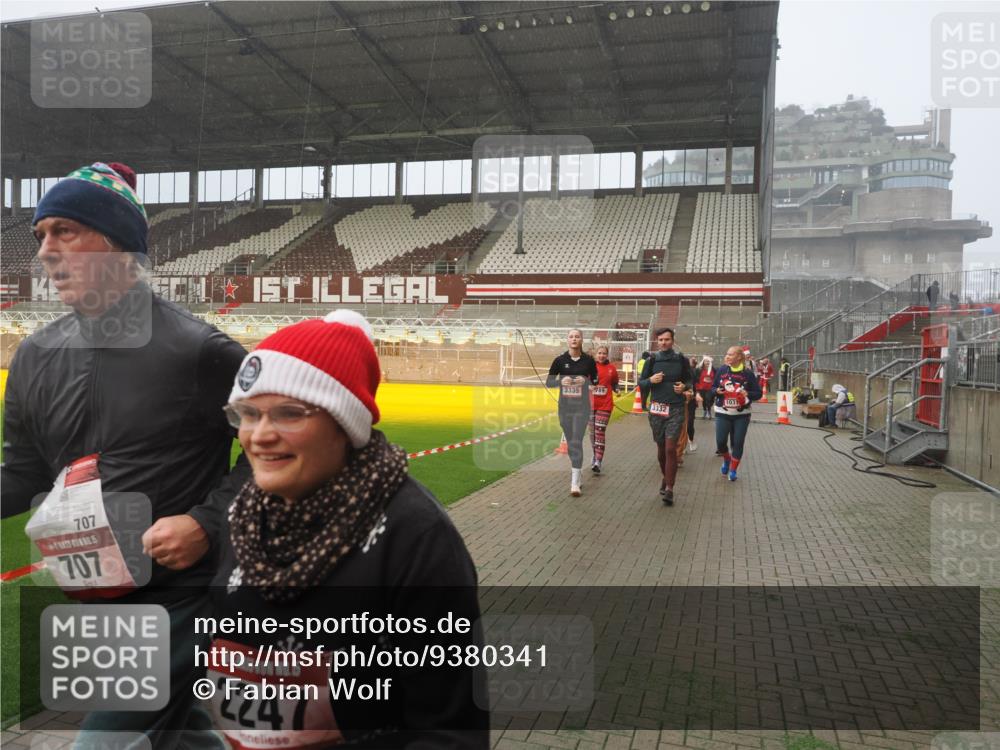 07.12.2025 - St. Pauli X-Mass-Run No. 15 Fabian Wolf http://msf.ph/oto/9380341 07.12.2025 10:08:48 Ziel 390, 707, 786, 789, 947, 1002, 1031, 1176, 2247, 2248, 2521, 3212, 3332, 3335, 3484, 3495, 3671, 3759, 3904, 3907, 4205, 4232, 4234, 4451 meine-sportfotos.de