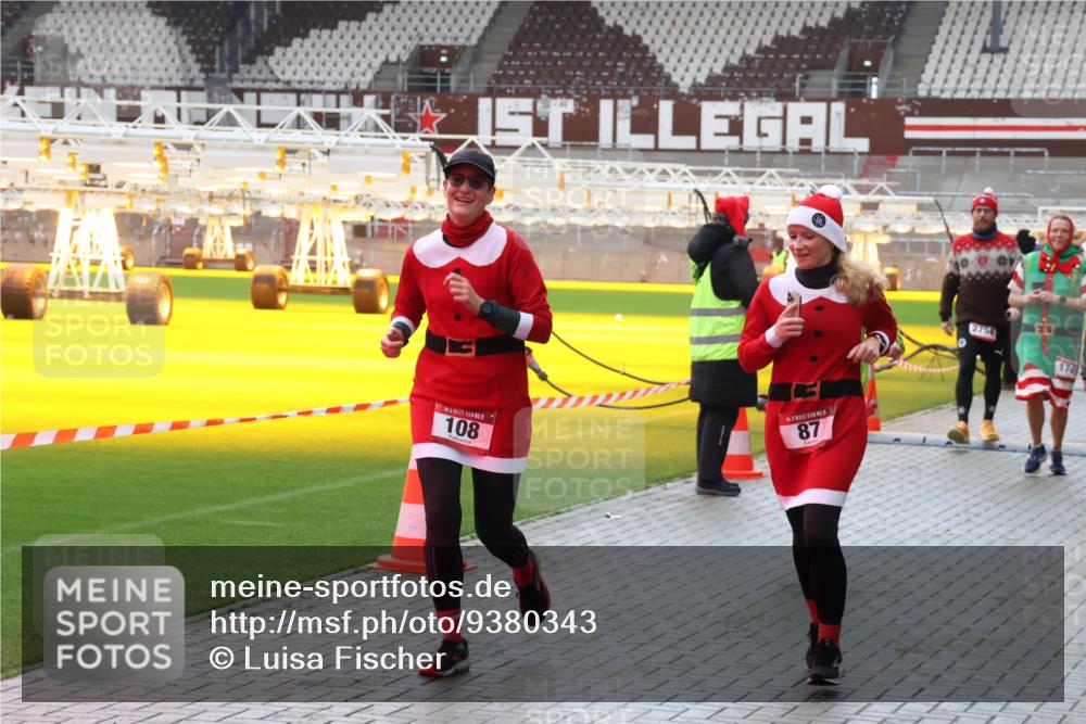 07.12.2025 - St. Pauli X-Mass-Run No. 15 Luisa Fischer http://msf.ph/oto/9380343 07.12.2025 10:40:17 Ziel 108, 87, 2754, 174, 87, 108, 538, 580, 827, 981, 1604, 1748, 1749, 1796, 1889, 2354, 2420, 2588, 2754, 3118, 3240, 3242, 3796, 3797, 4207, 4211 meine-sportfotos.de