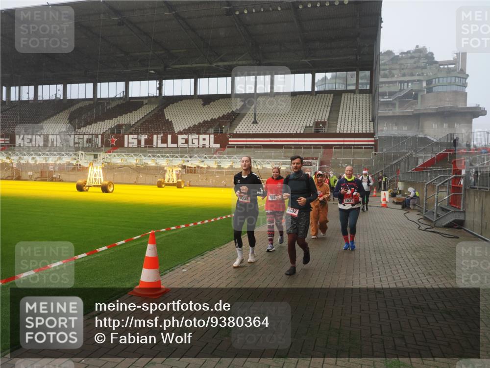 07.12.2025 - St. Pauli X-Mass-Run No. 15 Fabian Wolf http://msf.ph/oto/9380364 07.12.2025 10:08:49 Ziel 390, 707, 786, 789, 947, 1002, 1031, 1176, 2247, 2248, 2521, 3212, 3332, 3335, 3484, 3495, 3671, 3759, 3904, 3907, 4205, 4232, 4234, 4451 meine-sportfotos.de