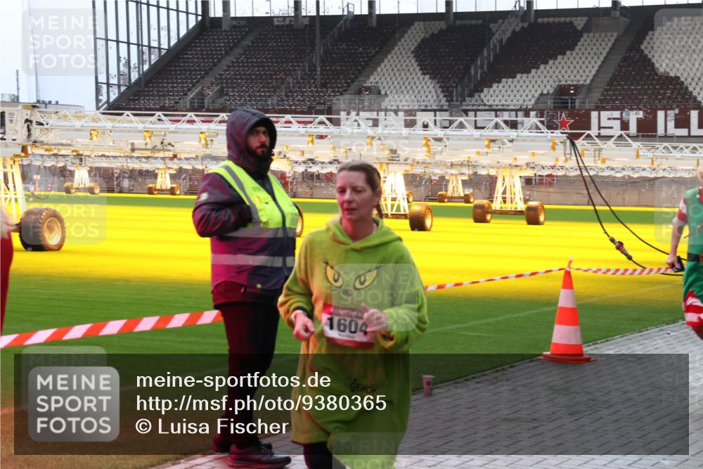 07.12.2025 - St. Pauli X-Mass-Run No. 15 Luisa Fischer http://msf.ph/oto/9380365 07.12.2025 10:40:21 Ziel 1604, 87, 108, 230, 538, 580, 827, 981, 1604, 1748, 1749, 1796, 2354, 2420, 2588, 2754, 3118, 3240, 3242, 3796, 3797, 4207, 4211, 4874, 4878 meine-sportfotos.de