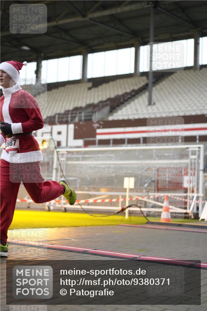 07.12.2025 - St. Pauli X-Mass-Run No. 15 Patografie http://msf.ph/oto/9380371 07.12.2025 10:17:00 Ziel 1620, 1762, 1989, 1997, 2694, 3229, 3987 meine-sportfotos.de