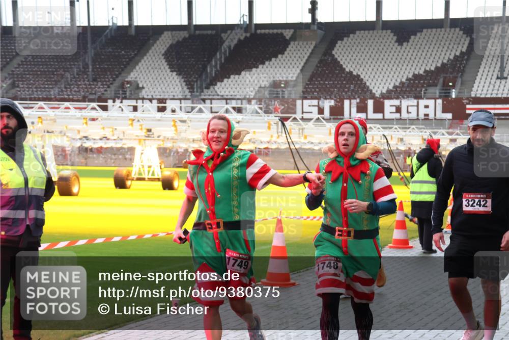 07.12.2025 - St. Pauli X-Mass-Run No. 15 Luisa Fischer http://msf.ph/oto/9380375 07.12.2025 10:40:22 Ziel 5709, 1749, 1748, 15, 3242, 87, 108, 230, 538, 580, 827, 981, 1604, 1748, 1749, 1796, 2354, 2420, 2588, 2754, 3118, 3240, 3242, 3796, 3797, 4207, 4211, 4874, 4878 meine-sportfotos.de