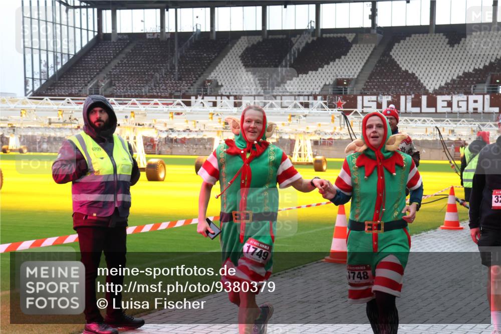 07.12.2025 - St. Pauli X-Mass-Run No. 15 Luisa Fischer http://msf.ph/oto/9380379 07.12.2025 10:40:22 Ziel 6709, 1749, 15, 1748, 32, 87, 108, 230, 538, 580, 827, 981, 1604, 1748, 1749, 1796, 2354, 2420, 2588, 2754, 3118, 3240, 3242, 3796, 3797, 4207, 4211, 4874, 4878 meine-sportfotos.de