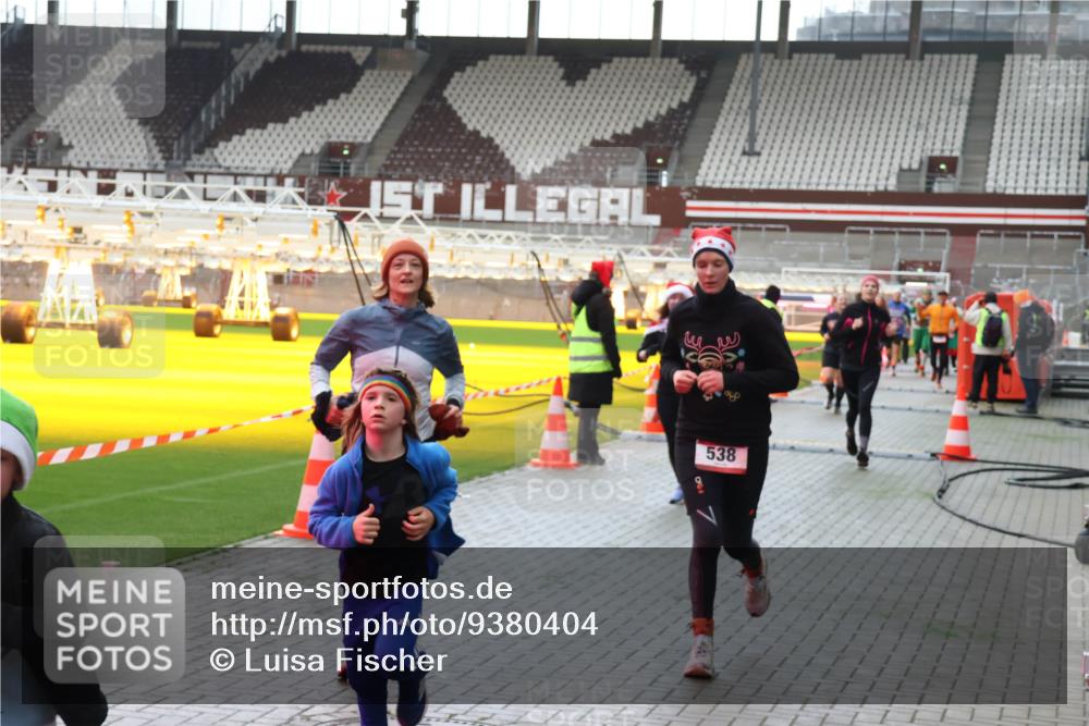 07.12.2025 - St. Pauli X-Mass-Run No. 15 Luisa Fischer http://msf.ph/oto/9380404 07.12.2025 10:40:31 Ziel 538, 87, 108, 230, 538, 580, 731, 735, 827, 1604, 1748, 1749, 2169, 2588, 2754, 3161, 3164, 3796, 3797, 4207, 4211, 4874, 4878 meine-sportfotos.de