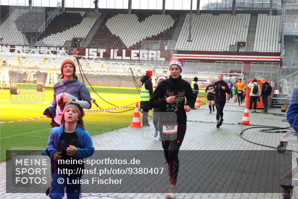 07.12.2025 - St. Pauli X-Mass-Run No. 15 Luisa Fischer http://msf.ph/oto/9380407 07.12.2025 10:40:31 Ziel 538, 87, 108, 230, 538, 580, 731, 735, 827, 1604, 1748, 1749, 2169, 2588, 2754, 3161, 3164, 3796, 3797, 4207, 4211, 4874, 4878 meine-sportfotos.de