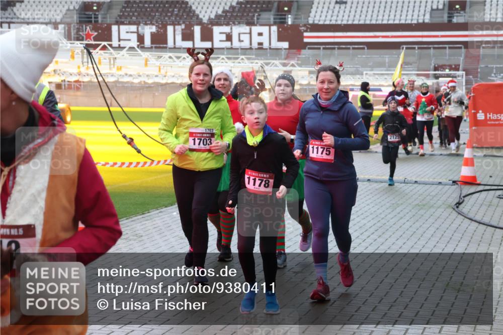 07.12.2025 - St. Pauli X-Mass-Run No. 15 Luisa Fischer http://msf.ph/oto/9380411 07.12.2025 11:13:34 Ziel 1703, 1703, 5, 1178, 1175, 2129, 17, 22, 47, 494, 585, 681, 683, 684, 919, 1022, 1175, 1178, 1338, 1341, 1420, 1422, 1645, 1646, 1647, 1664, 1703, 2125, 2773, 3167, 4794, 4795, 4796, 4802, 4804 meine-sportfotos.de