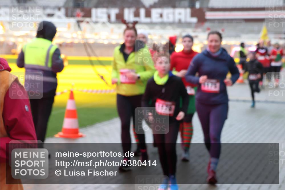 07.12.2025 - St. Pauli X-Mass-Run No. 15 Luisa Fischer http://msf.ph/oto/9380414 07.12.2025 11:13:35 Ziel 1175, 17, 22, 47, 494, 585, 681, 683, 684, 919, 1022, 1175, 1178, 1338, 1341, 1420, 1422, 1645, 1646, 1647, 1664, 1703, 2125, 2773, 3167, 4794, 4795, 4796, 4802, 4804 meine-sportfotos.de