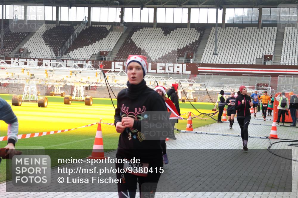 07.12.2025 - St. Pauli X-Mass-Run No. 15 Luisa Fischer http://msf.ph/oto/9380415 07.12.2025 10:40:32 Ziel 538, 87, 108, 230, 538, 580, 731, 735, 827, 1604, 1748, 1749, 2169, 2588, 2754, 3161, 3164, 3796, 3797, 4207, 4211, 4874, 4878 meine-sportfotos.de