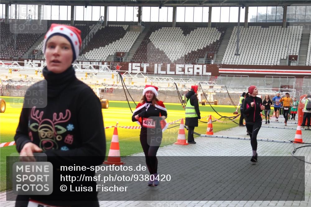 07.12.2025 - St. Pauli X-Mass-Run No. 15 Luisa Fischer http://msf.ph/oto/9380420 07.12.2025 10:40:33 Ziel 4878, 87, 108, 230, 538, 580, 731, 735, 827, 1604, 1748, 1749, 2169, 2588, 2754, 3161, 3164, 3796, 3797, 4207, 4211, 4874, 4878 meine-sportfotos.de